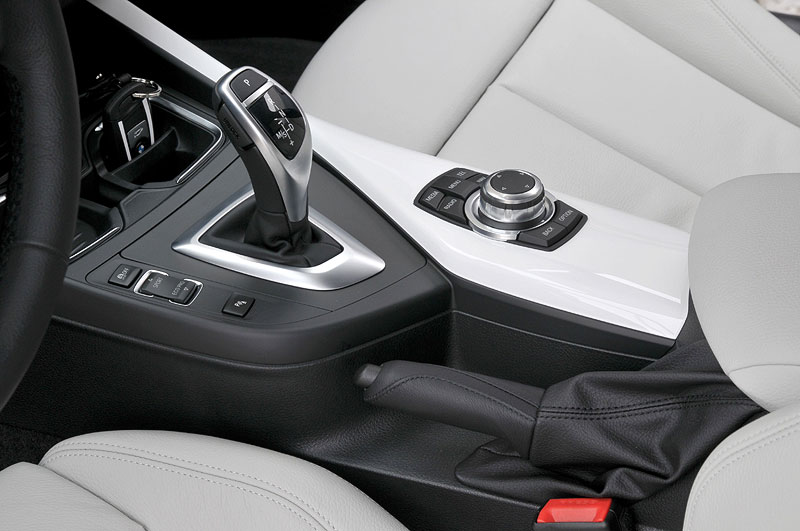 BMW 120d Urban Line (F20), Mittelkonsole mit Schalthebel und iDrive Controller.