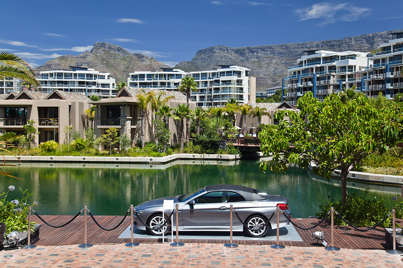 BMW 640i Cabrio auf dem Hotelgelände mit dem Tafelberg im Hintergrund.
