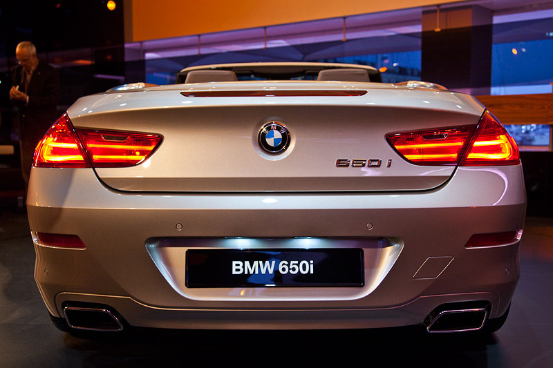Heckansicht BMW 650i Cabrio im BMW Pavillon in Kapstadt