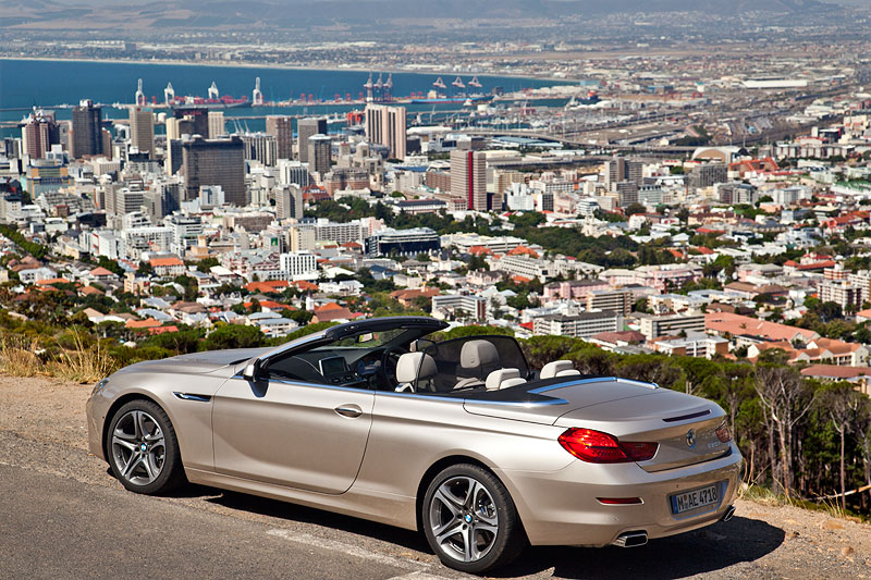 BMW 650i Cabrio vor der traumhaften Kulisse Kapstadts.