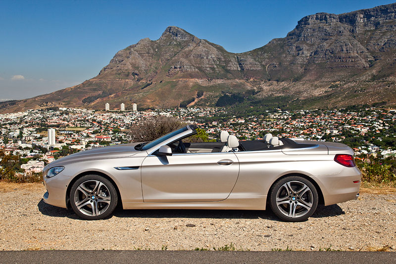 BMW 650i Cabrio vor dem Tafelberg in Kapstadt, Sd-Afrika.