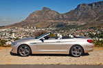 BMW 650i Cabrio vor dem Tafelberg in Kapstadt, Süd-Afrika.