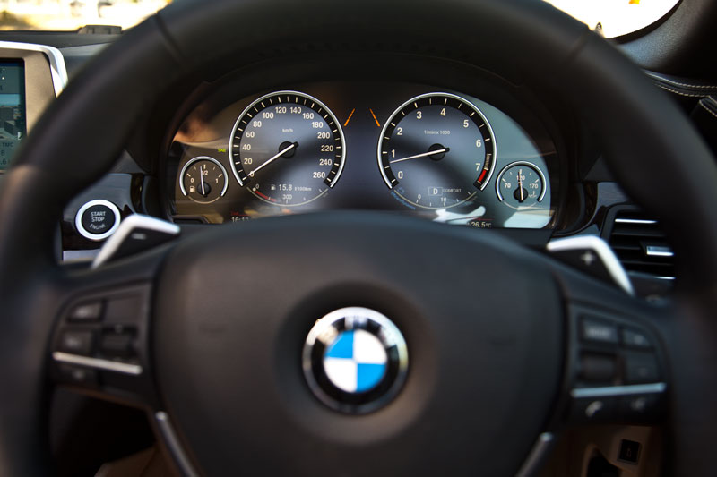 Cockpit im BMW 650i Cabrio. Die Tacho-Instrumente in Black-Panel-Technik, und die Schaltwippen am Lenkrad berzeugen.
