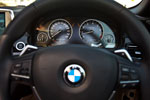 Cockpit im BMW 650i Cabrio. Die Tacho-Instrumente in Black-Panel-Technik, und die Schaltwippen am Lenkrad überzeugen.