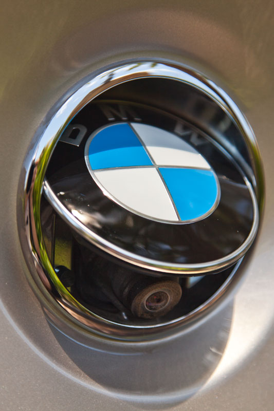 Rckfahrkamera, versteckt unter dem BMW-Emblem auf der Heckklappe fr 420 Euro Aufpreis.
