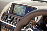 Freistehender und mit Chrom-Rahmen versehener 10,2 Zoll großer Bord-Bildschirm (bei Ausstattung BMW Navigation Prof. für 3.050 Euro Aufpreis).