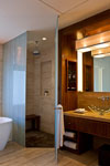 Großzügige Duschanlage im Hotelzmmer des The One And Only Hotels in Kapstadt.