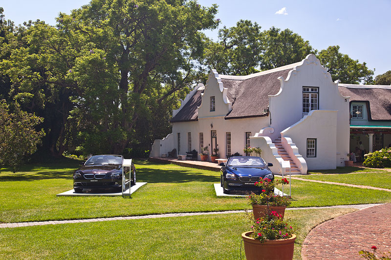 Dank ausreichender, manueller Bew�sserung k�nnen die beiden 6er Cabrios im Palmiet Valley Estate auf gr�nem Rasen stehen.