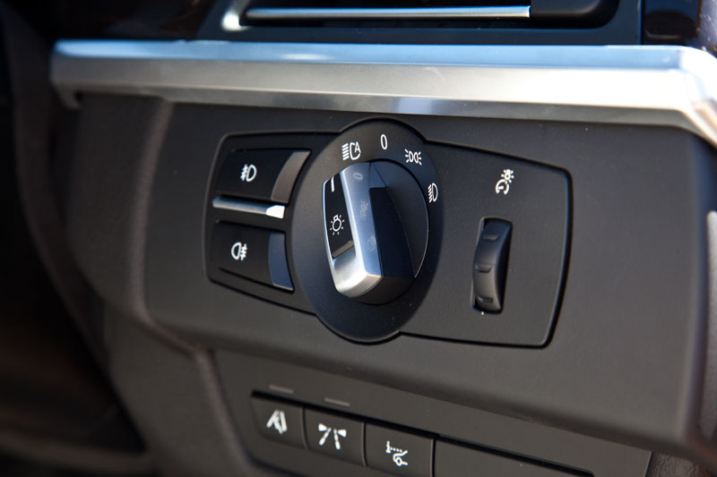 Lichtschalter im BMW 650i Cabrio, der serienmig mit Tagfahrlicht ber die LED Coronaringe und Bi-Xenon Abblend bzw. Fernlicht ausgestattet ist.