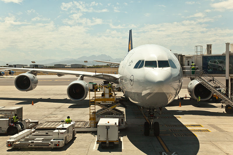 angekommen am Flughafen von Kapstadt: der Lufthansa Flug LH 576 im Airbus A340 aus Frankfurt