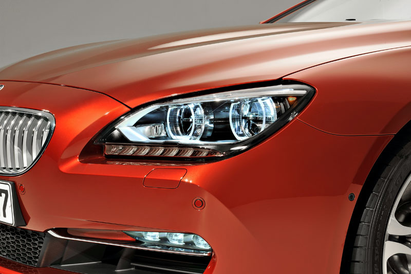 Das neue BMW 6er Coupe - Exterieur, Adaptive LED-Scheinwerfer fr Abblend- und Fernlicht inklusive Kurvenfunktion, Nebelscheinwerfer in LED-Technik. Licht an.