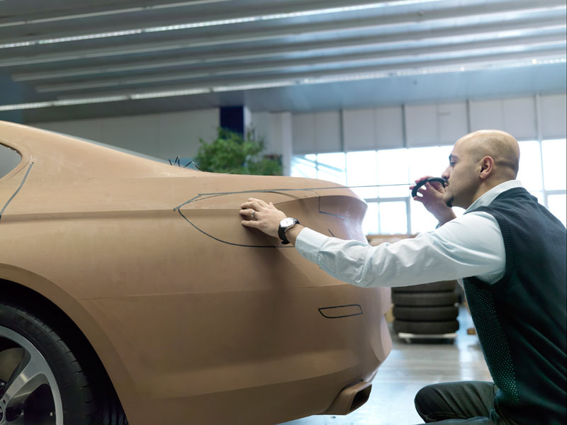 Nader Faghizadeh (Exterieur Designer BMW 6er Coup�) tapet am folierten Claymodell des BMW 6er Coupe.