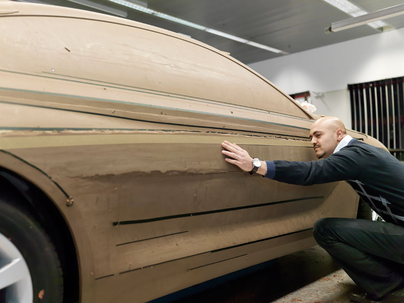 Nader Faghizadeh (Exterieur Designer BMW 6er Coup�) an einem Claymodell des BMW 6er Coupe.