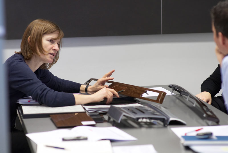 Materialentscheidung - Christiane Schneider (Farb- und Materialdesignerin) bei der Auswahl von Materialien f�r das BMW 6er Coupe.