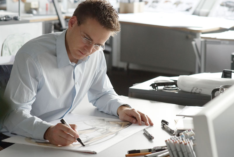 Skizzenphase - Christian Bauer (Interieur Designer BMW 6er Coup�) skizziert das Interieur des BMW 6er Coupe.