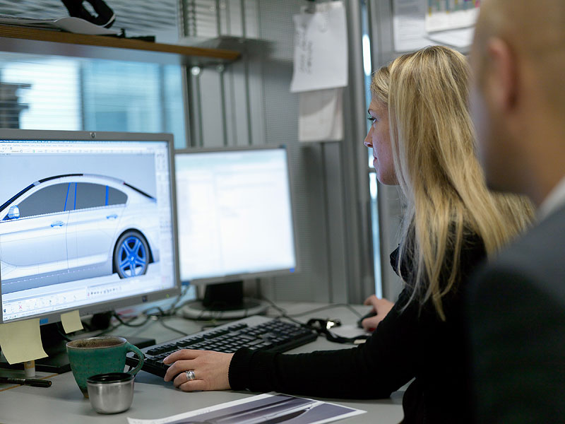 2D Arbeit im CAS-Studio: Ulrike M�ller, Formfindung und Nader Faghihzadeh, Exterieur Designer des BMW 6er Gran Coup�