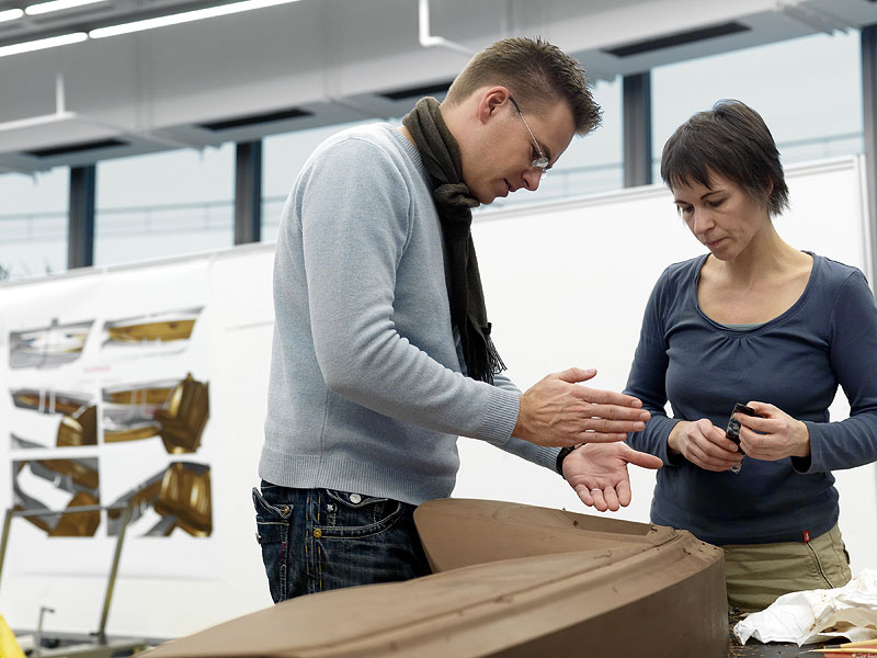 Christian Bauer, Interieur Designer des BMW 6er Gran Coup� bespricht Details mit Petra Aigner, Formfindung