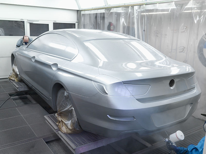 Das folierte Tonmodell des BMW 6er Gran Coup� wird lackiert