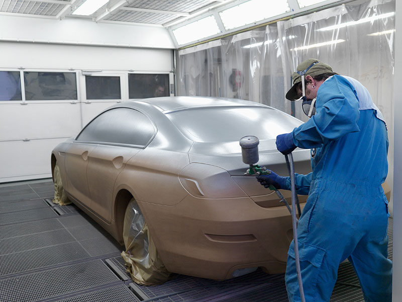 Das folierte Tonmodell des BMW 6er Gran Coup wird lackiert