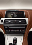 Das neue BMW 6er Gran Coupé, Interieur: Instrumentendisplay mit Control Display im Flatscreen-Design, BMW Edelholzausführung Esche maser weiß