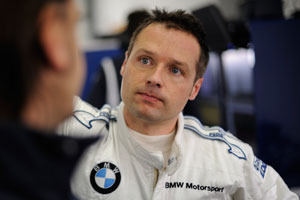 BMW Werks Fahrer Andy Priaulx am 08.12.2011 in Monteblanco bei BMW DTM Testfahrten