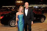 Berlinale 2011: Karsten Engel, Leiter Vertrieb Deutschland der BMW Group und Frau Nicole vor BMW Active Hybrid 7.