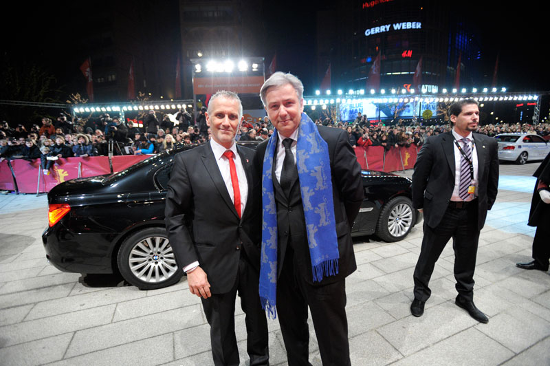 Berlinale 2011: Der Regierende B�rgermeister von Berlin, Klaus Wowereit und J�rn Kubicki vor BMW 7er.