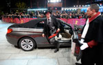 Berlinale 2011: Tom Schilling vor BMW 6er Cabrio.