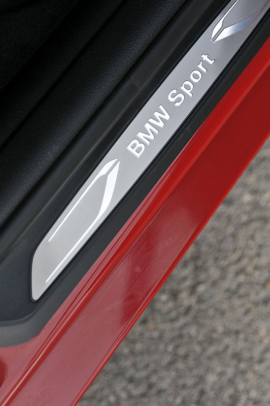 BMW 328i Sport Line, Einstiegsleiste