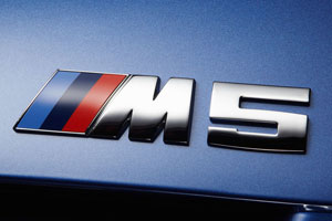 BMW M5, M5 Logo auf der Heckklappe