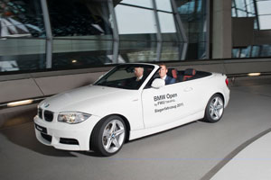 Patrik Khnen, Turnierdirektor BMW Open und Davis-Cup-Teamchef und Karsten Engel mit dem diesjhrigen Siegerfahrzeug, dem BMW 1er Coup
