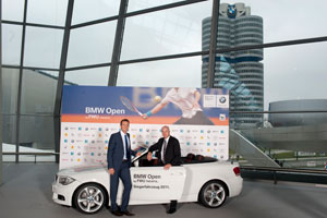 Patrik Khnen, Turnierdirektor BMW Open und Davis-Cup-Teamchef und Karsten Engel mit dem diesjhrigen Siegerfahrzeug, dem BMW 1er Coup