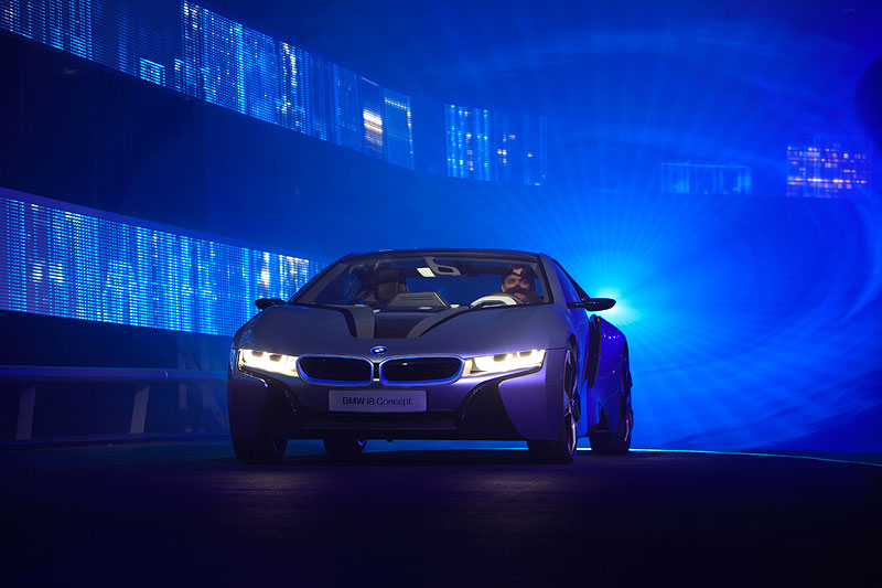 BMW i8 f�hrt w�hrend seiner Weltpremiere auf die B�hne