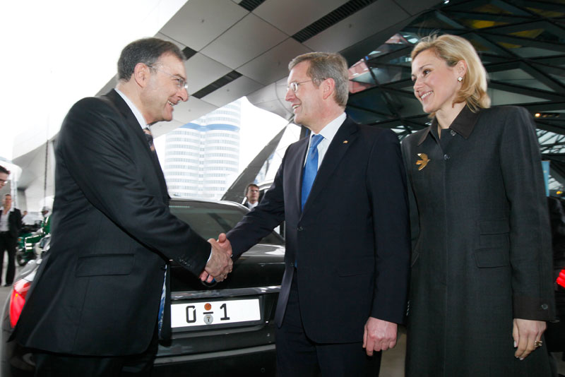 (v.l.) Dr. Norbert Reithofer, Vorsitzender des Vorstands der BMW AG, Bundespr�sident Christian Wulff und Frau Bettina Wulff vor dem Bundes-7er, in dem Wulff chauffiert wird.