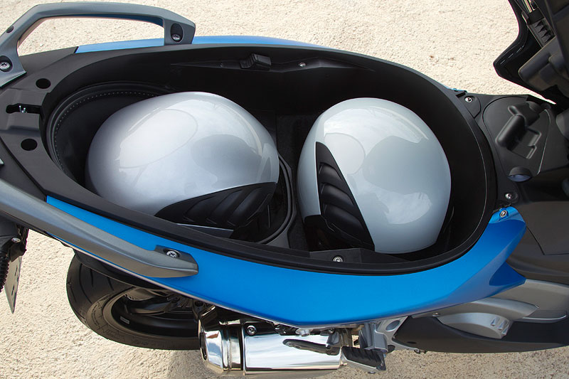BMW C 600 Sport, dank Flexcase passen zwei Helme hinein