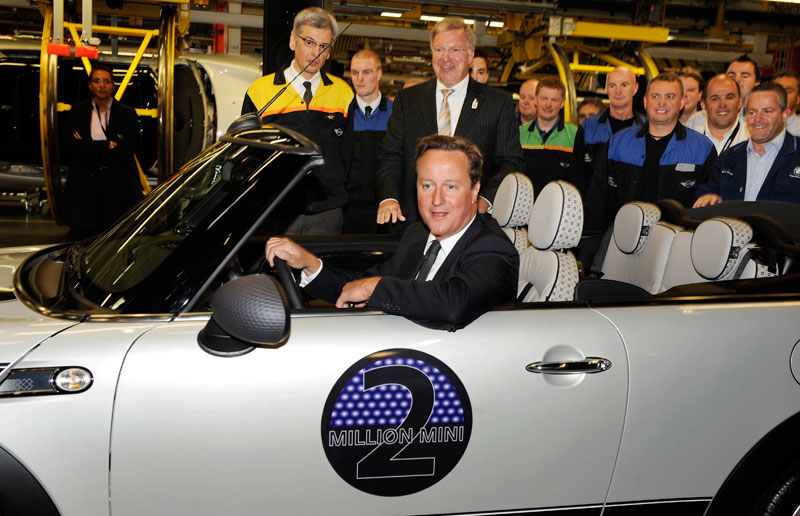 2millionster MINI mit dem britischen Premierminister David Cameron im Jahr 2011