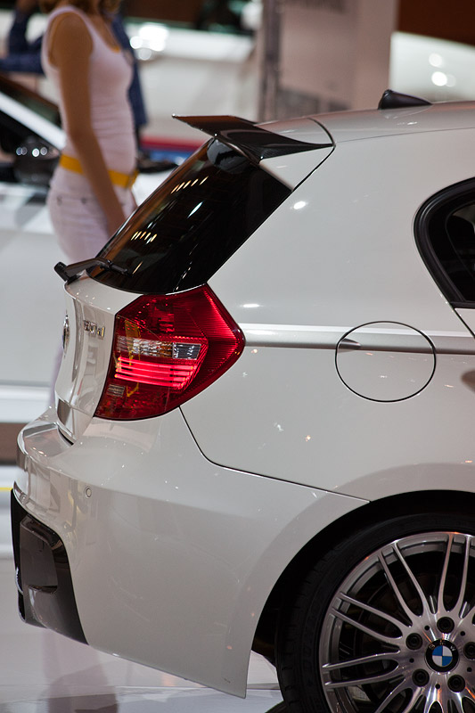 BMW 1er (E87) mit BMW Perfomance Heckschrze und Dachkanstenspoiler