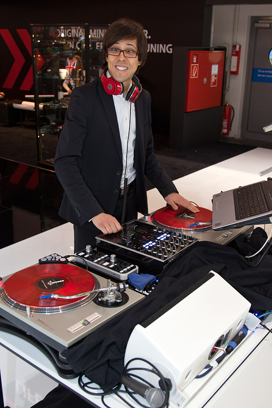 Essen Motor Show 2011: ein DJ sorgt fr gute Musik auf dem BMW/MINI Messestand