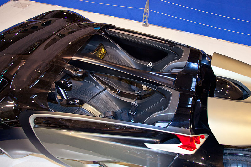 Peugeot EX 1, 3,54 m lang, 90 cm hoch und wiegt 750 kg. Monocoque aus Carbon sorgen wr insgesamt 140 PS Leistung