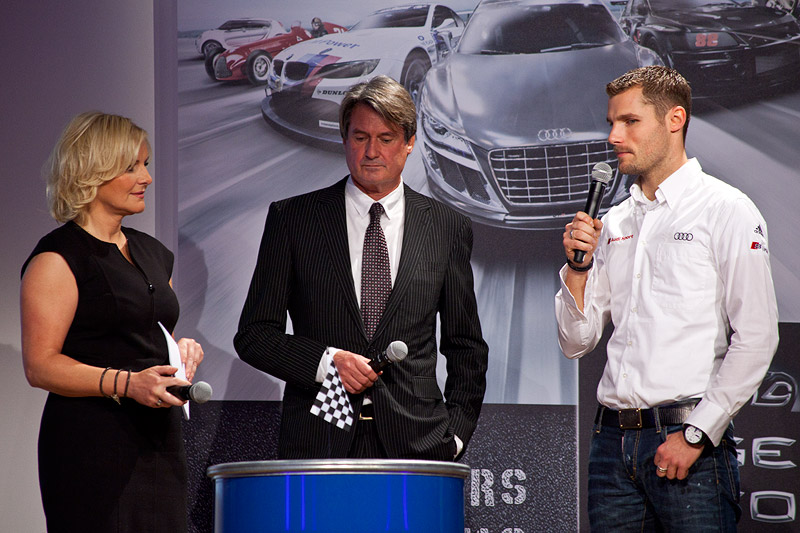 Martin Tomcyzk (re.) mit seinem Vater Hermann Tomcyzk im Intervie mit Birte Karalus bei der Erffnungsfeier der Essen Motor Show 2011