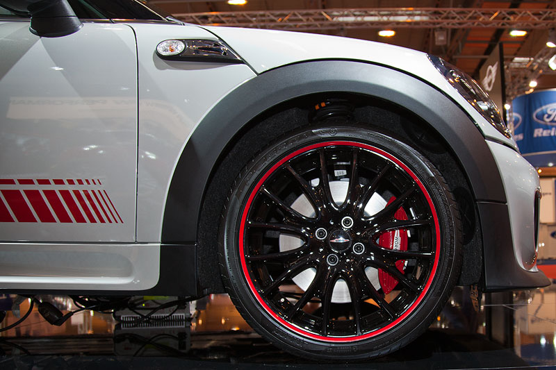 MINI John Cooper Works Coup, JCW 18 Zoll LM-Rad Cross Spoke Red Stripe R113 fr 2.150 Euro Mehrpreis