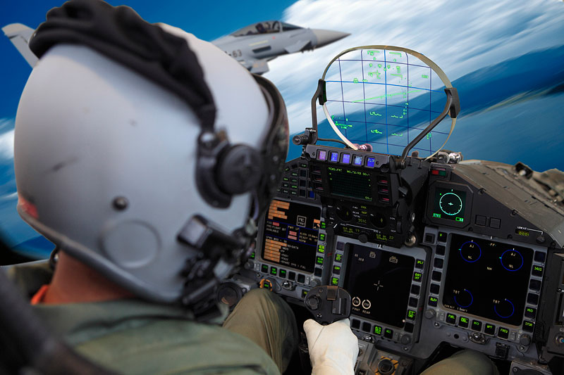 Testpilot Robert Hierl vor dem Head-Up Display im Cockpit seines Eurofighter