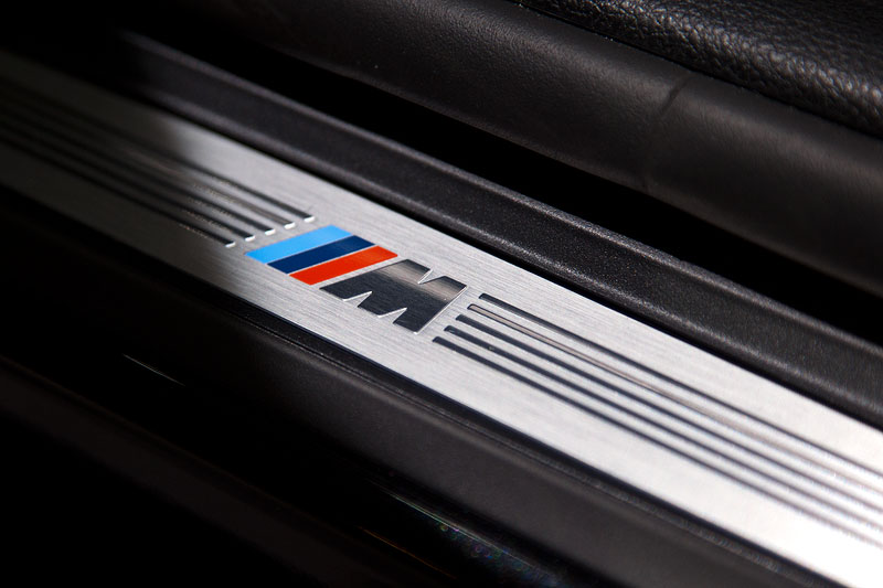 BMW 118i mit M Sportpaket, M-Emblem in der Einstiegsleiste