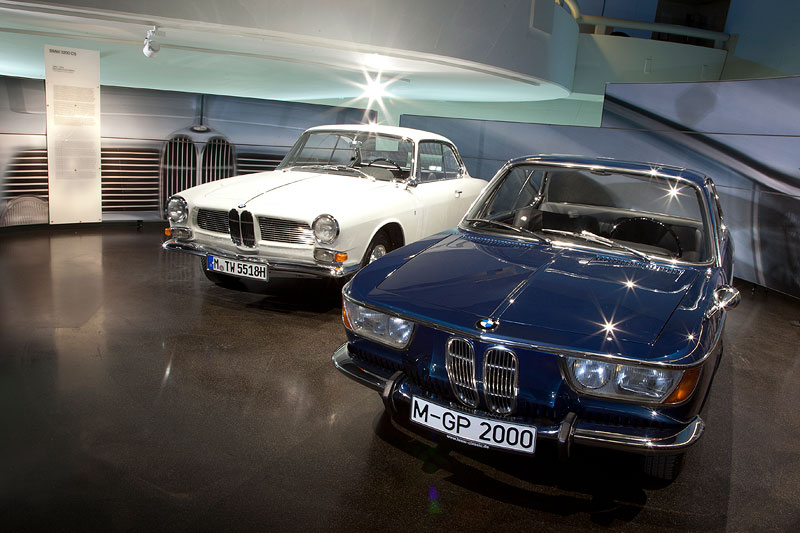 BMW 3200 CS Bertone und BMW 2000 CS im BMW Museum, Sonderausstellung 'The Line of Beauty', Oktober 2011 bis September 2012