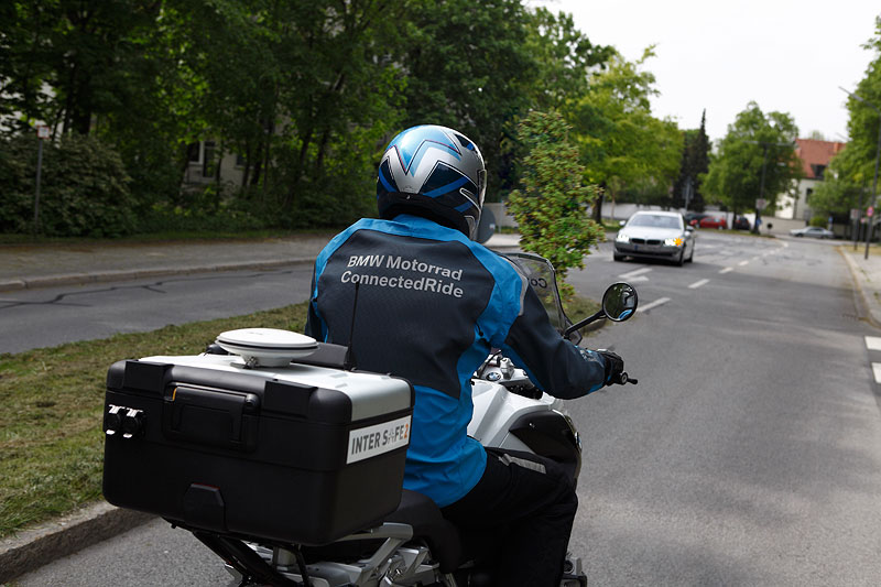 Forschungsprojekt Linksabbiegeassistent (Car-2-X Kommunikation) von BMW ConnectedDrive und BMW Motorrad ConnectedRide