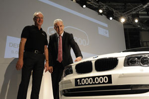 Der einmillionste BMW aus dem BMW Werk Leipzig: Ministerprsident Stanislaw Tillich und Werkleiter Manfred Erlacher mit dem Jubilumsfahrzeug.