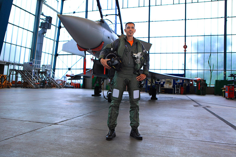 Testpilot Robert Hierl vor dem Eurofighter