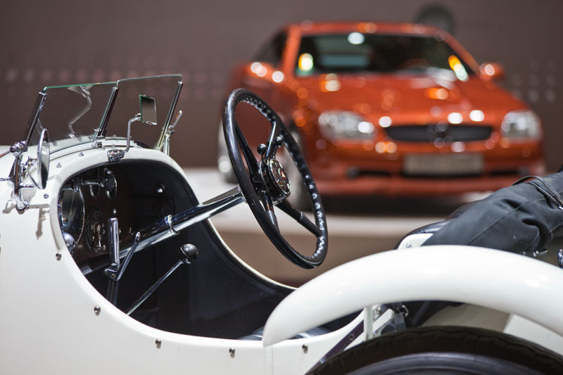   Mercedes SSK aus dem Jahr 1928 vor dem Mercedes SLK 230 aus dem Jahr aus dem Jahr 1997 auf dem Mercedes-Messestand