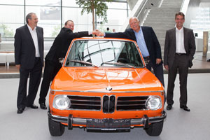 Übergabe von BMW 2000 Touring in der BMW Welt: Dr. Tischler schüttelt Hr. Hilti die Hand