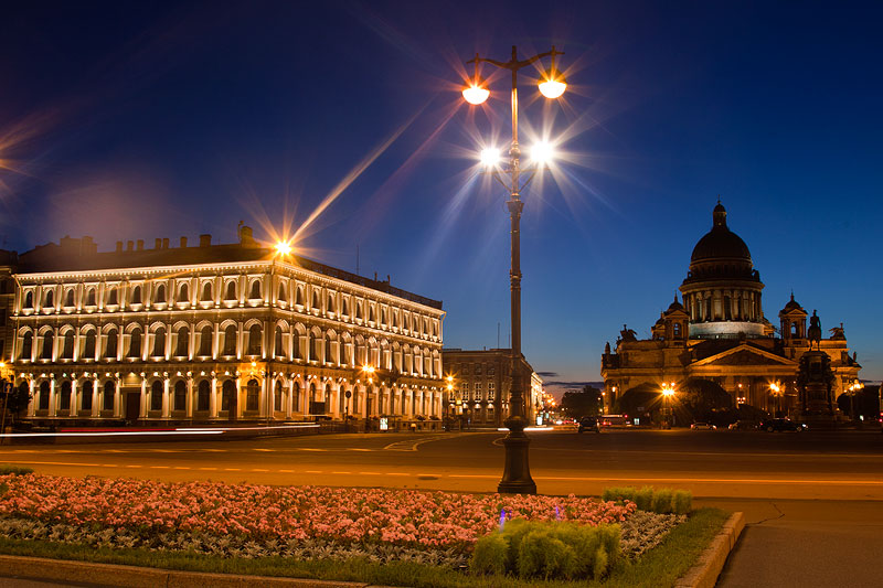 Isaakskathedrale (rechts) in St. Petersburg